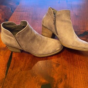 Fergie booties light brown